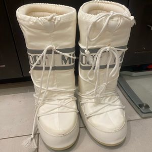 White moon boots